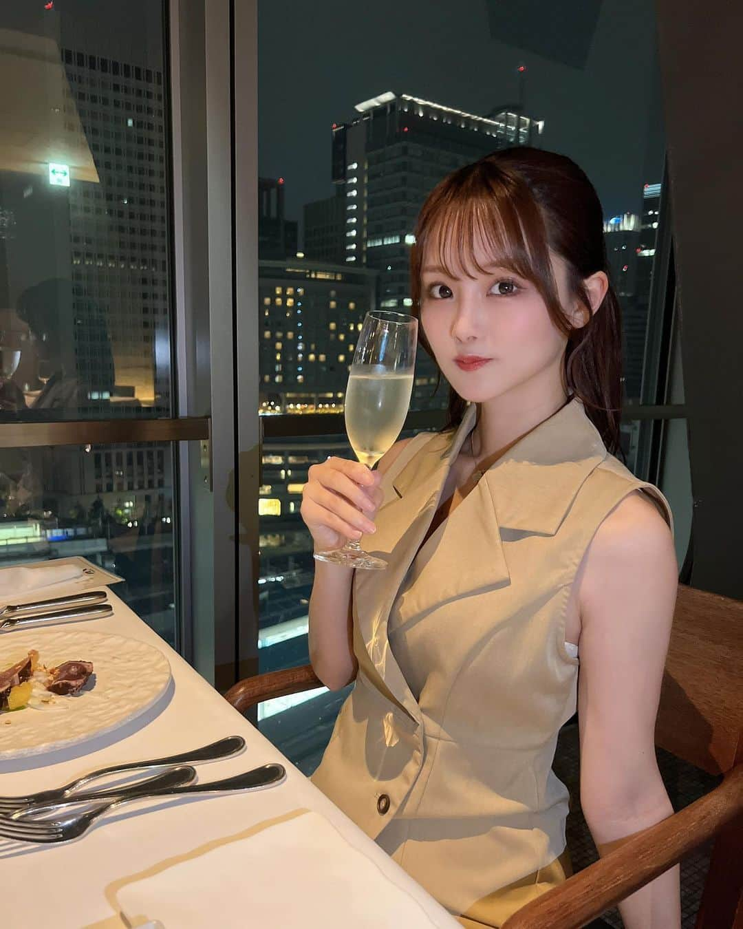 吉田恵美さんのインスタグラム写真 - (吉田恵美Instagram)「夜景デート🥂  少しフォーマルな場面にもデートにもぴったりなまよちゃんデザインのワンピース🫶  ノースリーブのトレンチワンピースですごくスタイルアップできてかわいい🤭  お手頃価格なのに素材もデザインも良くてとってもおすすめです🎶  @__mayotan__ @junoah_official @__mayodesign__ #ワンピースコーデ #トレンチワンピース」5月3日 19時33分 - _yoshida_megumi