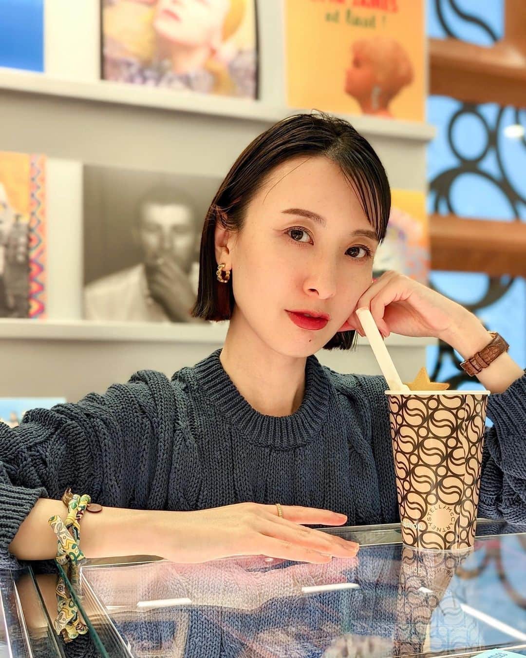 前田紀至子のインスタグラム：「阪急うめだ本店8階にオープンしたGREEN AGE、気になっていましたが早々に訪れる機会に恵まれてラッキー。  GWど真ん中ではありますが、ステラのカフェことSTELLA’S WORLD by Stella McCartneyも待たずに座れて重ねてラッキーでした（店内では好きなLPを流して貰えるという粋なサービスも）。  フロア内ではネイバーとL.L.Beanのコラボトート、ちょっと欲しくなってしまった、サステナブルで愉しいお買い物のひと時。  #greenage#グリーンエイジ#stellasworld#阪急うめだ本店#梅田阪急」