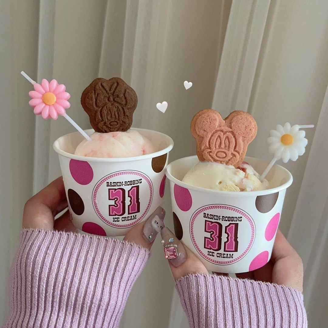 ayaさんのインスタグラム写真 - (ayaInstagram)「🍨🎀🍈🍡  31の期間限定カップ かわいい( ˙༥˙ )🥄🤍  バナナスプリットサンデー 食べたかったけど 売り切れてた🌩️🍪🍌  #31 #31icecream #icecream #ice #サーティワン #サーティワンアイスクリーム #アイスクリーム #アイス #トリプルポップ #アイス部 #アイスタグラム #あいす #あいすくりーむ #ディズニー #ディズニーお土産 #ディズニークッキー #東京ディズニーリゾート #東京ディズニーリゾート40周年」5月3日 19時38分 - xxayapink