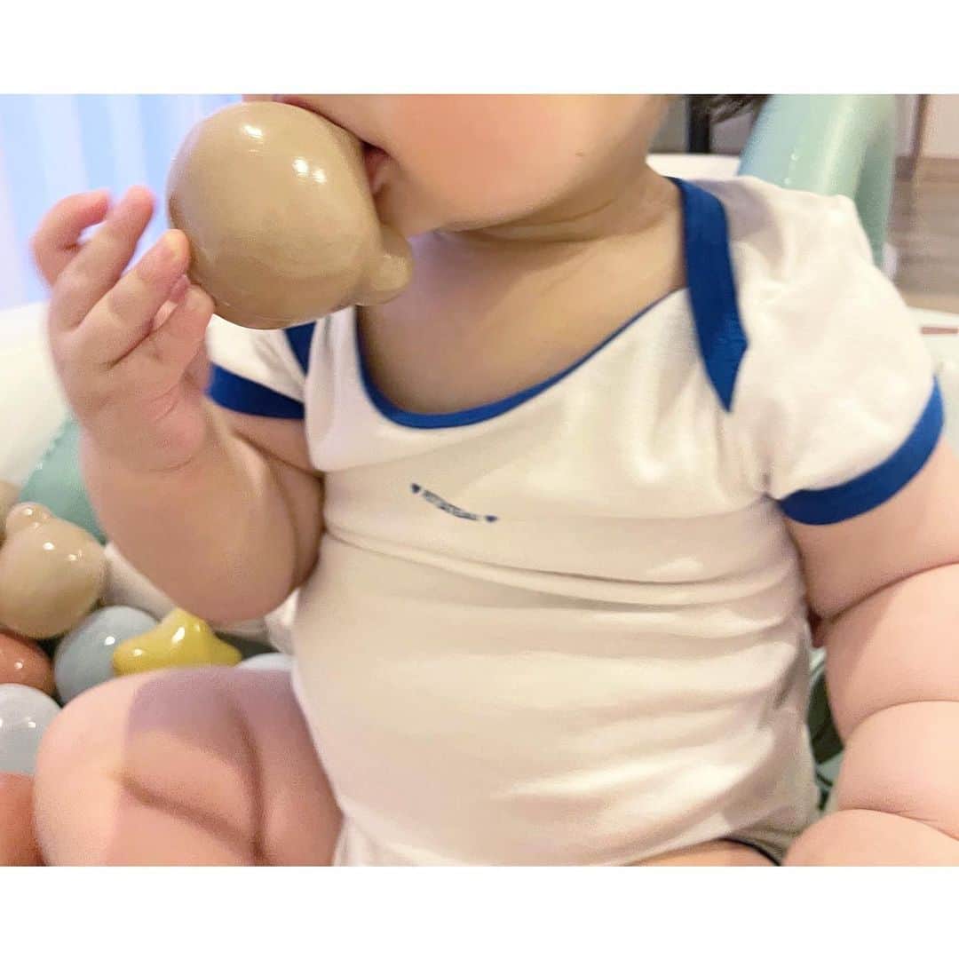 kumiのインスタグラム：「相変わらずのムチムチバディ👶🏻愛しのちぎりパンもご健在🥖笑  今年の夏の肌着もプチバトーで。 体操着みたいなデザインがたまら〜〜ん😮💕  #petitbateau#petitgateaubaby#babyboy  #1歳#1歳1ヶ月 #1歳男の子#スリコ#3COINS#ちぎりパン」