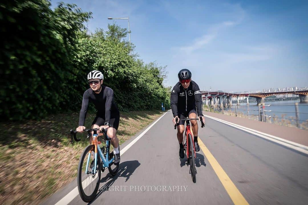 ジヌションさんのインスタグラム写真 - (ジヌションInstagram)「🏃‍♂️ 한남-팔당 라이딩 타이어 펑크 났다😅 Photo by @gritjjw_  #trek #마돈 #라이딩 @trekbicyclekorea」5月3日 19時38分 - jinusean3000