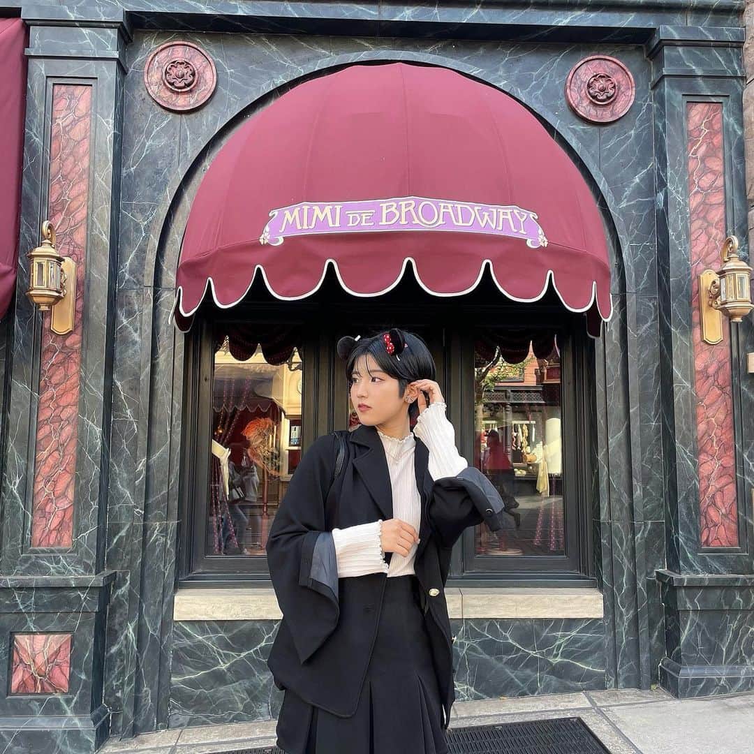 小島はなのインスタグラム：「・ ディズニーいる時の自分が1番好き〜!! ・ てか久しぶりに友達とディズニーした🫶🏻 ・ #DisneySea #ディズニーシー #はなとディズニー #AMEFURASSHI #小島はな」
