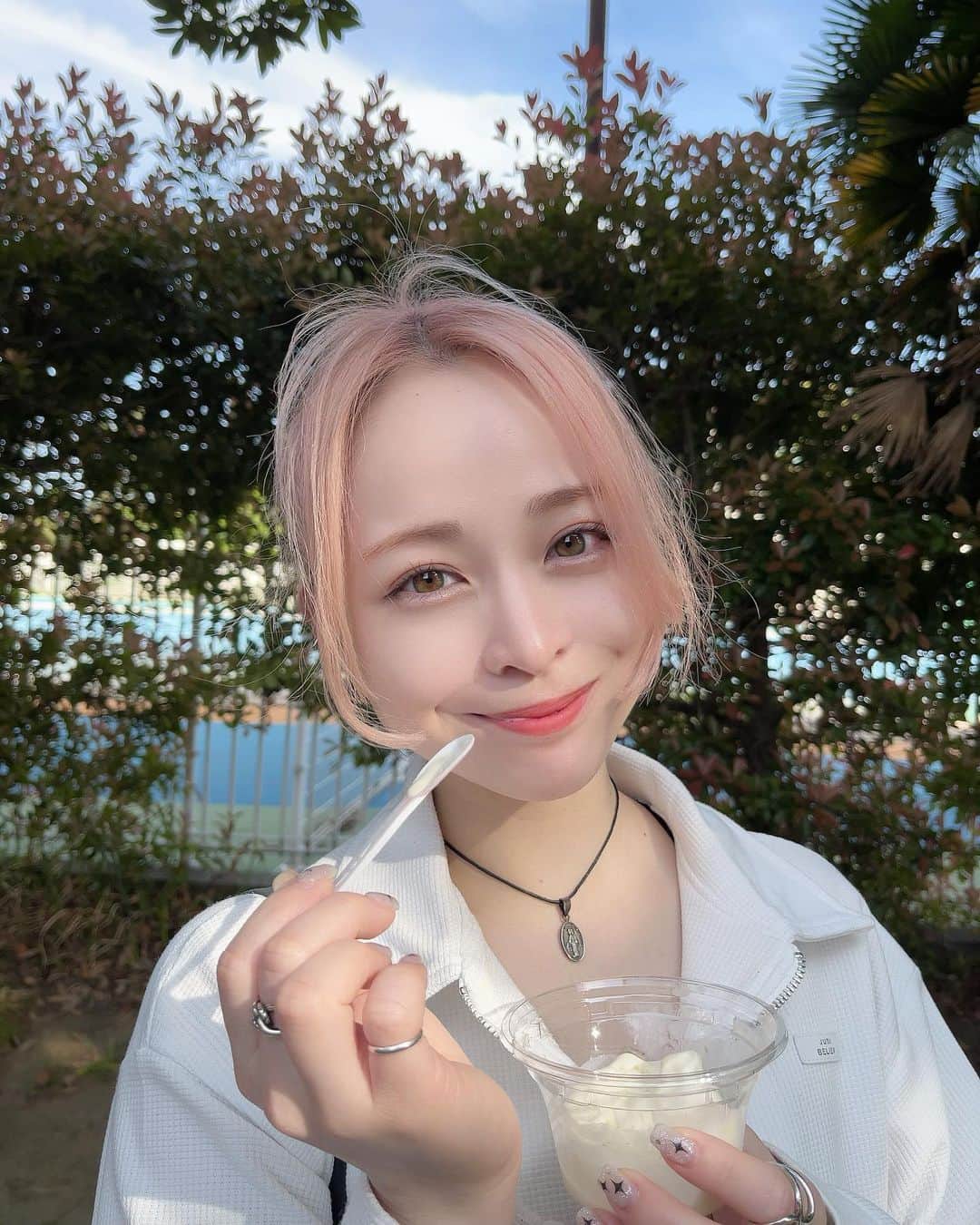 じゅりのインスタグラム：「‪🍦‬🤍  GWはお父さんが来てくれたので 久しぶりに家族揃ってお出かけ🌱 強風で髪の毛ボサボサだし メイクも5分クオリティだけど。（笑）  初めて川崎大師に行ったけど色々あって楽しかった🥰 かんちゃんももちろん一緒に🐻ˎˊ˗ おみくじはまさかの、、、🥹（９枚目） 久しぶりに太陽光いっぱい浴びれて元気チャージできた✌️ˎˊ˗  #川崎大師 #川崎 #神奈川 #GW #家族観光 #家族旅行 #今日のコーデ #きょコ #シーインコーデ #シーイン #shein #プチプラコーデ #ハイトーン #ハイトーンカラー」