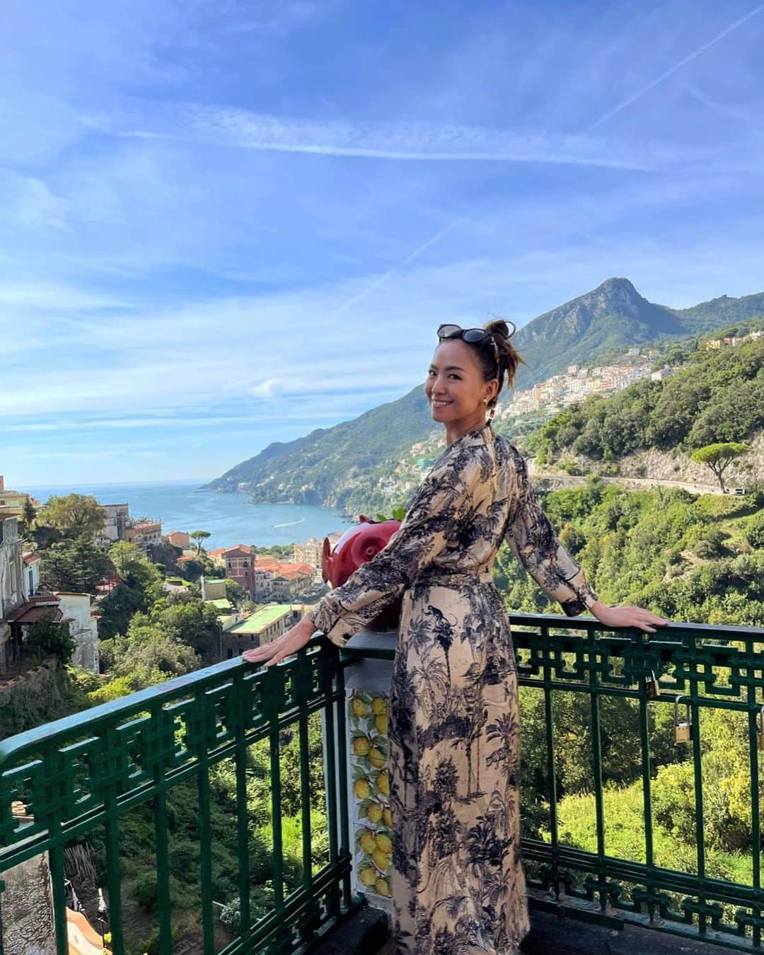 西内ひろのインスタグラム：「皆様、GWいかがお過ごしでしょうか？  GWは今まで、旅で訪れたまだまだご紹介できていない素敵な場所をご紹介しようと思います🙏  📍 ヴィエトリ・スル・マーレ サレルノ  （Vietri Sul Mare)  アマルフィ海岸に位置する、小さな陶器の町。カラフルな陶器やオリーブの木で出来た器などが沢山ゲットできます。  私はここで、オリーブの器をいくつかゲットしました！ とてもお買得でした👏 滞在時間は30分くらいでしたが、良いお買い物と 眺めの良い景色を堪能できました☺️  気になる場所などリクエストあれば、是非コメントくださいね♪  GW旅に出れない方でも、旅した気分を味わって頂けたら嬉しいです☺️  #gw #西内ひろのオススメ旅」