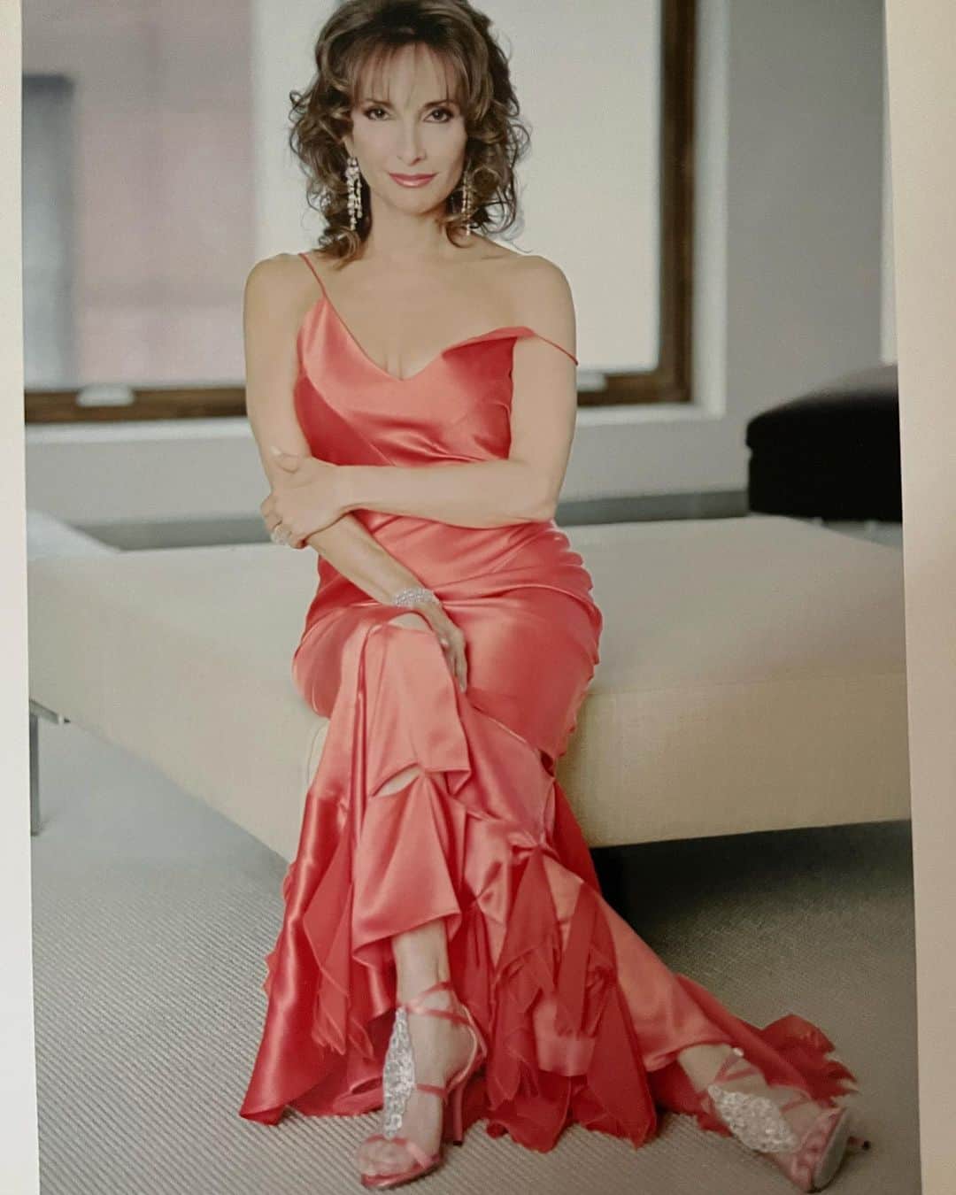 スーザン・ルッチのインスタグラム：「Calling all size 6 shoe girls!!! Looking for a touch of be-jeweled glamour to complete your look? Check out my auction on EBTH!!!💃🏽💃🏽💃🏽❤️❤️❤️ #AHA/ASAresearch #win/win」