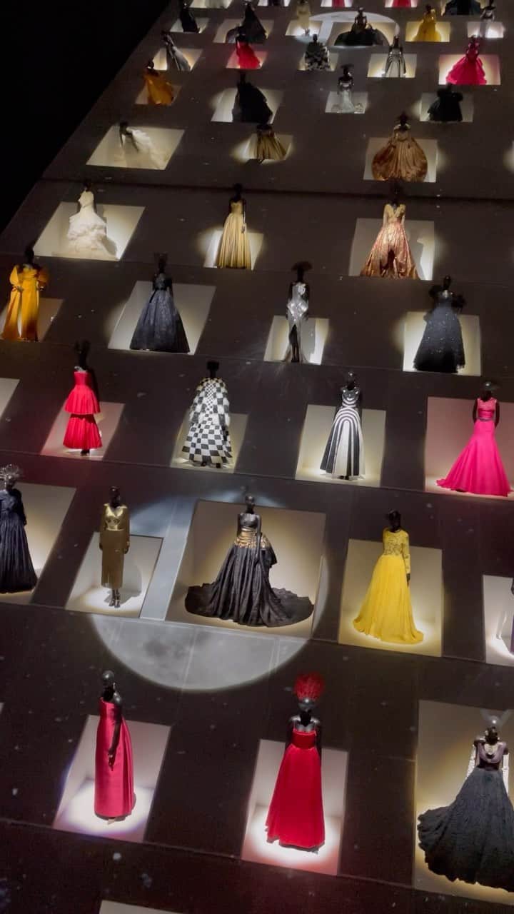 川崎琴之のインスタグラム：「Dior展素敵すぎた✨ ・ ・ #dior展 #クリスチャンディオール夢のクチュリエ展 #christiandior #dior #現代美術館」