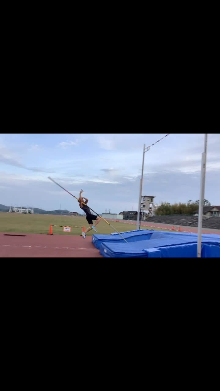 山本聖途のインスタグラム：「Today We tried pole vault for the first time😋 We found pole vault is hard and dangerous sports☹️  #polevault #fine」