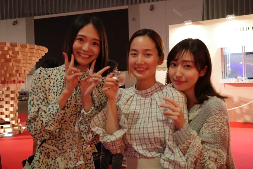 高嶋香帆のインスタグラム：「先日お酒つよつよ美女二人と、 日本最大級の日本酒イベント「CRAFT SAKE WEEK 2023 at ROPPONGI HILLS」へ😎  しーたんは日テレジェニック2011の同期で、久しぶりに再会したので、ツーショット撮るの10年ぶりくらいです😂  お互い大人になりました☺️  御子ちゃんおすすめの本屋さん早く行きたいっ👼💓」