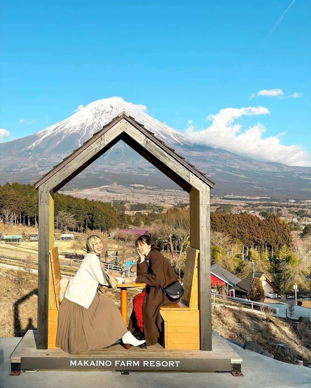 AMIさんのインスタグラム写真 - (AMIInstagram)「❁.*･ﾟ  GWにまかいの牧場おすすめしまーす🗻  ここは大人も子供も楽しめるよ！ 羊と触れ合えるだけでなく、他の動物にも触れ合えるよ🐑  私達は弾丸で午前中から入って 一日中あっという間に時間が過ぎました(笑)  その他の投稿は過去の投稿を確認してみてね✋  📍#まかいの牧場  #富士宮市 #静岡  💰入場料  大人1000円 🅿️無料      *☼*―――――*☼*―――――*☼*―――――*☼*―――― #富士山 #富士山の日 #絶景スポット #日本の絶景 #誰かに見せたい風景 #アウトドア女子 #タビジョ #旅したくなるフォト #フォトジェニック #インスタ映えスポット #たびすたぐらむ #写真好きな人とつながりたい #旅行好き女子 #国内旅行好き #自然好き #羊 #おすすめスポット #ヒジャブ #genic_mag #genic_travel #japan_of_insta #mtfujiphoto_ig #tabijyo #funtotrip #l4likesback #follow_me」5月3日 19時45分 - amineko18