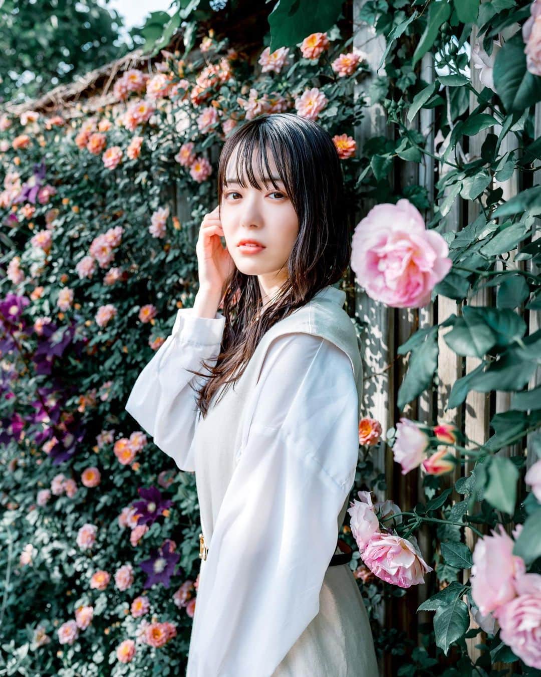 のインスタグラム：「* . . . . . 今年はバラも早いね😳🌹 . ※ お花には触れていません。 . . model : @symt_mio  . . FUJIFILM GFX50S II /  GF45mm F2.8 R WR . . お仕事・撮影のご依頼はDMかメールに お願い致します。 . . . . . *」