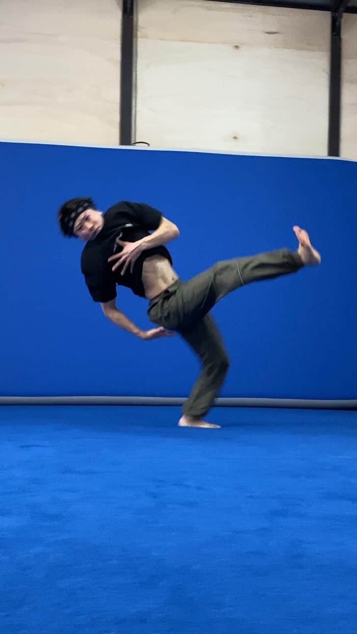SNACK（野村直）のインスタグラム：「Middle level Acrobat Flow Let's try everyone!!  【 #snackskillcollection 】 ㅤㅤㅤㅤㅤㅤㅤㅤㅤㅤㅤㅤㅤㅤㅤㅤㅤㅤㅤㅤㅤㅤㅤ follow me!! @bboysnack   ㅤㅤㅤㅤㅤㅤㅤㅤㅤㅤㅤㅤㅤ Please storys share ㅤㅤㅤㅤㅤㅤㅤㅤㅤㅤㅤㅤㅤ 中級者向けアクロバットの流れ みんなも是非チャレンジしてみて ㅤㅤㅤㅤㅤㅤㅤㅤㅤㅤㅤㅤㅤ ㅤㅤㅤㅤㅤㅤㅤㅤㅤㅤㅤㅤㅤ #acrobat #gymnastics #tricking #cartwheel #cartwheels #macaco #アクロバット #体操 #トリッキング #側転 #マカコ 2000水 0503」