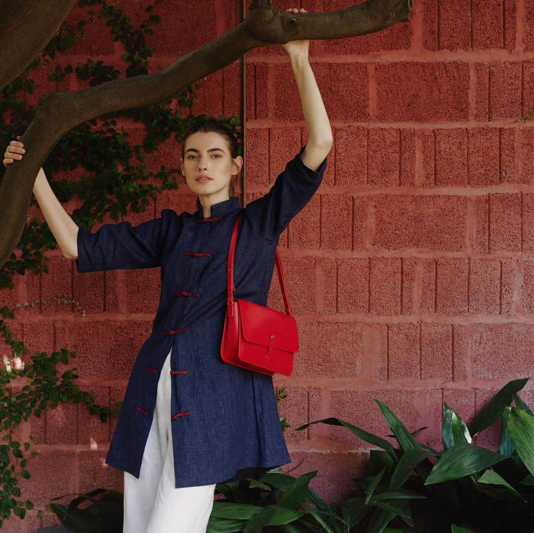 イルビゾンテのインスタグラム：「If you haven’t heard yet, this is the Tondina line and it’s available now. A special thanks to @letresarte for the beautiful vests.   #ilbisonte #sustainability #timelessbeauty #ss23 #womenstyle」