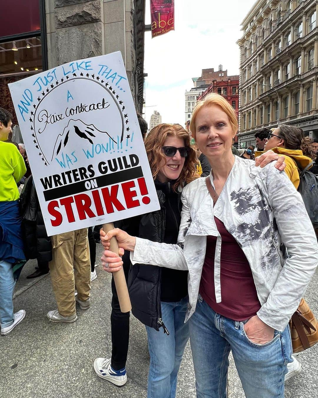 シンシア・ニクソンのインスタグラム：「I stand with the WGA and visited the NYC picket line today organized by @wgaeast. Without writers there would be no tv or film—they deserve a fair contract now!   The picket line is going in front of 888 Broadway until 5:30pm ET! I’ll be sharing the WGA’s upcoming NYC pickets on my Stories too.」