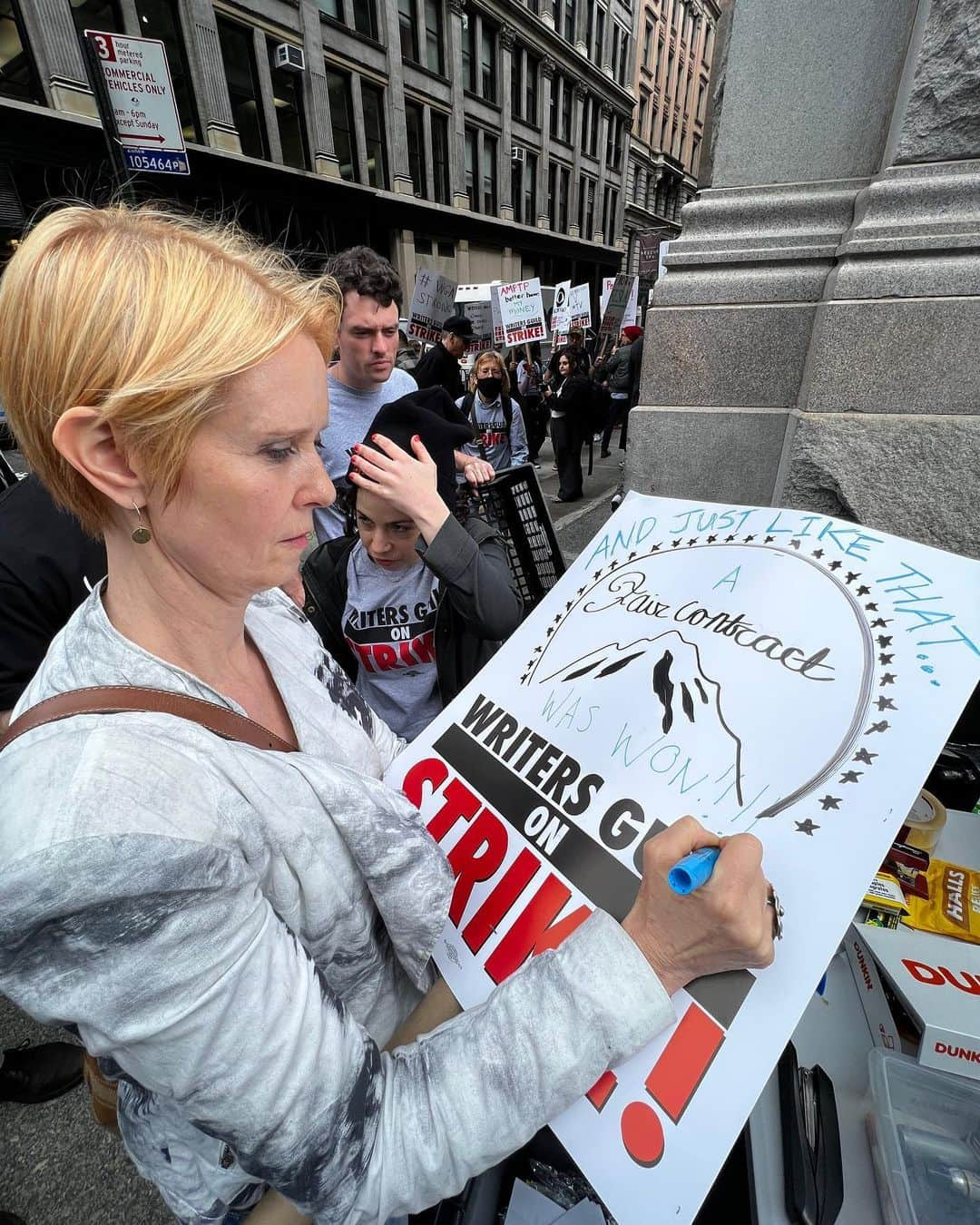 シンシア・ニクソンさんのインスタグラム写真 - (シンシア・ニクソンInstagram)「I stand with the WGA and visited the NYC picket line today organized by @wgaeast. Without writers there would be no tv or film—they deserve a fair contract now!   The picket line is going in front of 888 Broadway until 5:30pm ET! I’ll be sharing the WGA’s upcoming NYC pickets on my Stories too.」5月4日 5時19分 - cynthiaenixon