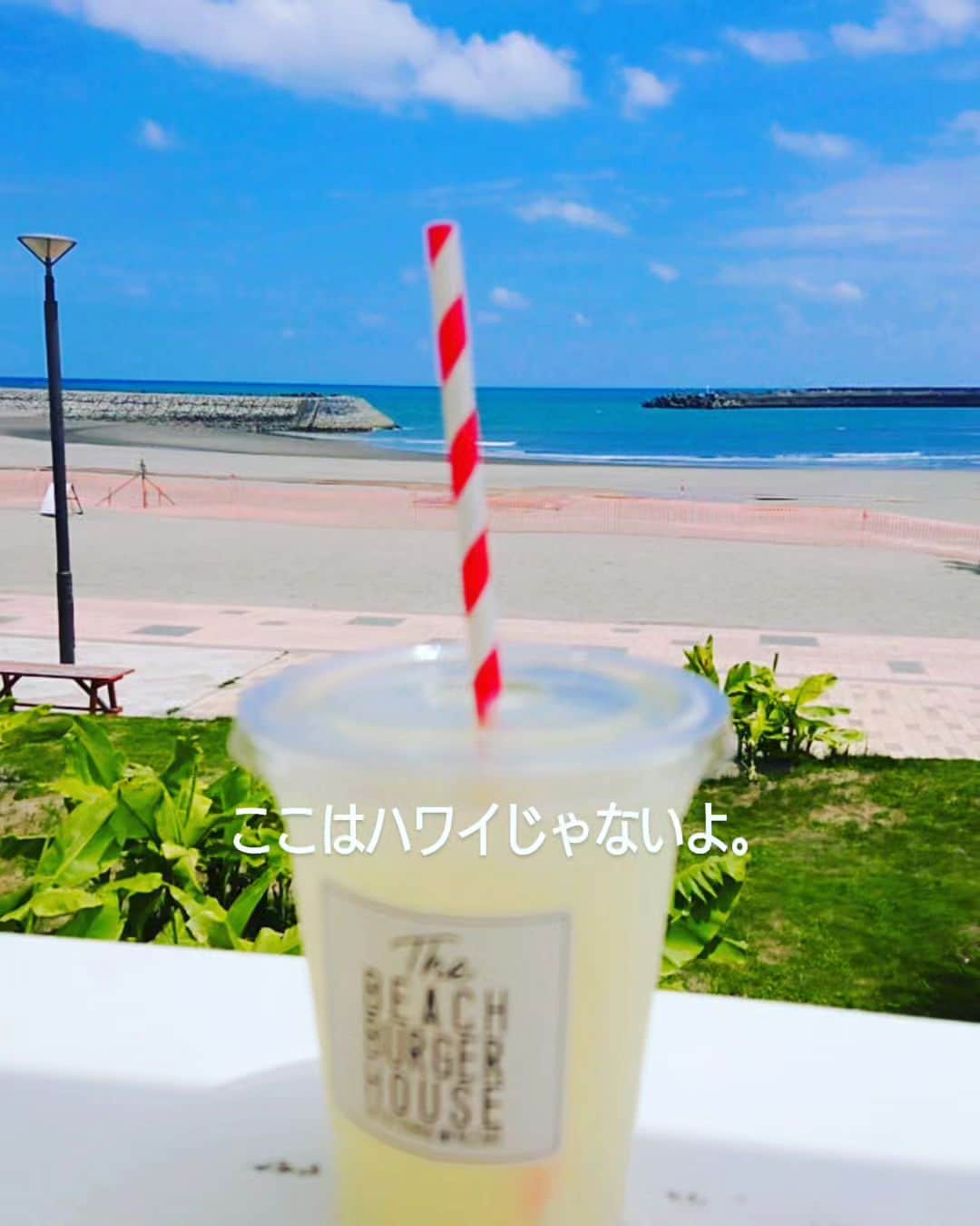 舞咲りんさんのインスタグラム写真 - (舞咲りんInstagram)「【BEACH　BURGER　HOUSE】  宮崎マリーナにある ハンバーガーショップ🍔  保育科の友達で、出席番号が前後だった あいかちゃん（@ai.ka9466 ）と行ってきました！  この間のクラス会で会えなかったから ヤッパリ会いたくて🤣 こっちから連絡したよね！笑  海を見ながら「え、ここ…ハワイ？？」って 思うくらい素敵な時間を過ごしました🌴  あいかちゃんも 保育士1年目あるある『声枯れ』が‼️‼️‼️  わたし「あーあ！あいかちゃんも声ガサガサやん！笑」  あいかちゃん「絶対、季節的なものと環境にやられた！笑」  あいかちゃんと、私では 入ってるクラスの年齢も違うし 子どもへの配慮の仕方なども 未満児と、以上児では、かなり変わります。  沢山、語り合って あいかちゃんからも刺激を貰い またまた！パワーアップ出来た 舞咲りんでした୧(⁎˃◡˂⁎)୨  あいかちゃん 有難うねっ♥♥♥  また行こう⤴️⤴️⤴️  #ビーチ #ビーチガール #ビーチハウス #ビーチフォト #ビーチファッション #ビーチリゾート #ハンバーガー  #ハンバーガー屋  #ハンバーガー女子  #ハンバーガーショップ  #海沿い  #海沿いカフェ  #宮崎市ランチ #宮崎グルメ #宮崎観光 #宮崎カフェ #宮崎サーフィン #海 #海が好き #海岸 #海岸通り #ハワイ  #湘南  #夏  #gw  #ゴールデンウィーク  #子ども連れ  #家族  #散歩  #保育士あるある」5月4日 5時18分 - maisaki_rin_85