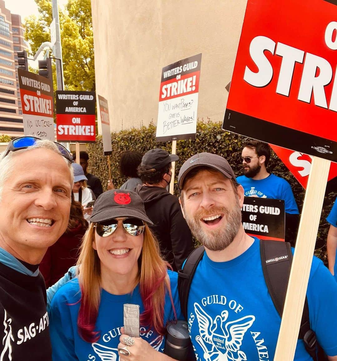 パトリック・ファビアンさんのインスタグラム写真 - (パトリック・ファビアンInstagram)「I’m an empty suit & a smile without WRITERS. Proud to stand alongside my #Union Sisters & Brothers.  Here’s writers from #Lucifer  #VeronicaMars, #Bull, #Doxxed, #Dynasty, #Barry  @sagaftra  @wgawest  @wgaeast  #UnionStrong 💪  @mremilyheller @chrisrafferty @thatelaineloh @travisadonnelly #RobThomas」5月4日 5時27分 - mrpatrickfabian