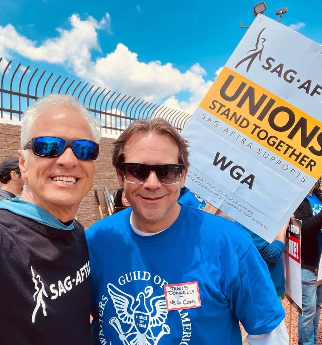 パトリック・ファビアンのインスタグラム：「I’m an empty suit & a smile without WRITERS. Proud to stand alongside my #Union Sisters & Brothers.  Here’s writers from #Lucifer  #VeronicaMars, #Bull, #Doxxed, #Dynasty, #Barry  @sagaftra  @wgawest  @wgaeast  #UnionStrong 💪  @mremilyheller @chrisrafferty @thatelaineloh @travisadonnelly #RobThomas」