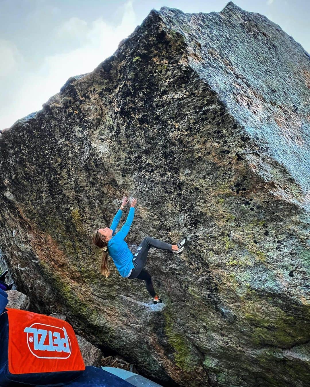 サッシャ・ディギーリアンのインスタグラム：「Climbing a boulder called “no more greener grasses” (v12) during a rare day of bouldering outside. I posted a video on #youtube - I’ll share link in my story. Keen to do some more bouldering outside this summer around CO! I typically classify bouldering as a part of my training for sport climbs and big walls — a way to get stronger for crux moves - not so much an end goal (for me)- and I’ve really found that it can be a helpful resource! Thx @roap.c @alex_puccio89 @robinoleary 💛 #bouldering #colorado」