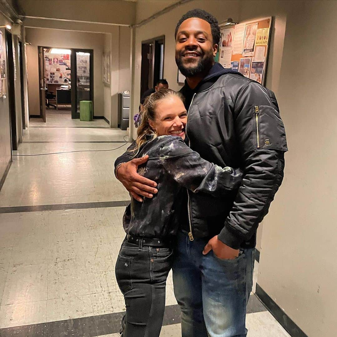 マリーナ・スコーシアーティさんのインスタグラム写真 - (マリーナ・スコーシアーティInstagram)「Grab a buddy and watch an all new #ChicagoPD tonight! We baaaaack! @laroycehawkins @spiridakos @nbconechicago #hugs #cuddles #feels」5月4日 5時42分 - marinasqu