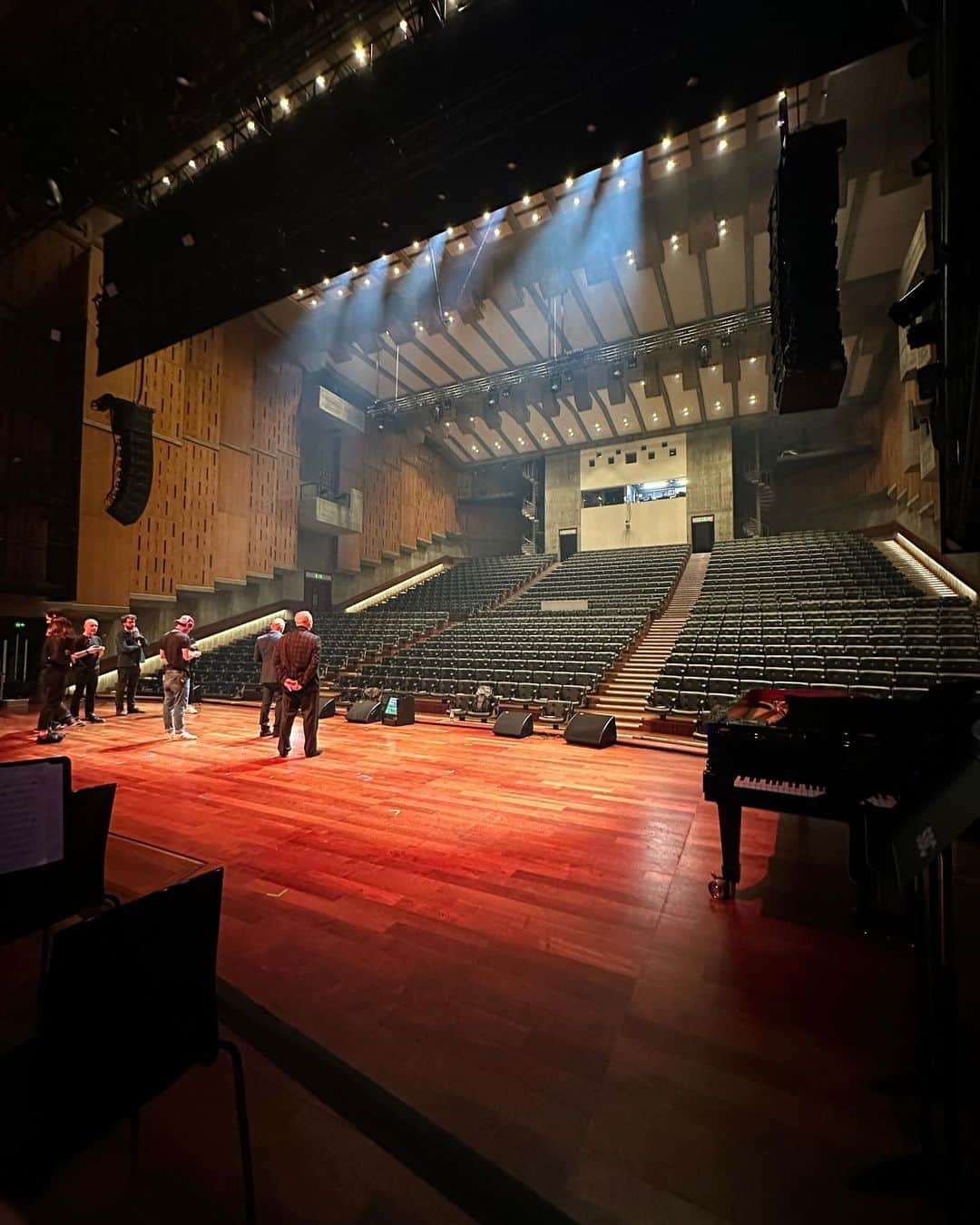 グレース・チャトーさんのインスタグラム写真 - (グレース・チャトーInstagram)「It means so much to have been part of this beautiful concert, and to play our songs with Chineke! Orchestra, the Westminster and York choirs and the incredible singers @kirstenjoymusic @yazziefierce @mikehoughmusic and my violin sister @stephaniebenedetti . Harvey Parker was part of Chineke!, which made the musical collaboration so, so special, and I would like to say thank you to Amanda, Harvey’s mother. Thank you for starting this incredible charity to support the mental health of young and marginalised creatives, and for bringing us all together @harveyptrust . Thank you to Tim Garrard for passing on Amanda’s letter to me, which I was so moved by. And for your work with this incredible choir (I wish I had some footage, but the Whittaker was the most beautiful thing we’ve ever heard!). Thank you to Mark Cumberland of the BBC for making the orchestral arrangements our songs. Thank you to all fellow performers, including the always brilliant and so gorgeous and inspirational @yearsandyears and @shekukannehmason . Thank you to Sasha, and the whole team behind the scenes, and most of all thank you to every single person who came out on Saturday.」5月4日 5時50分 - gracechatto