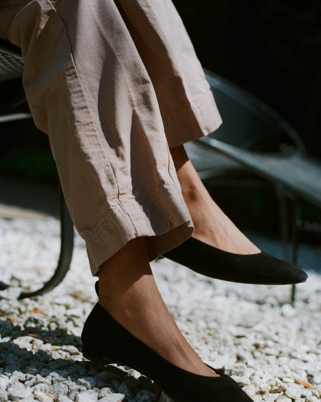 スティーブンアランのインスタグラム：「The Slacker Pant in the Spring sun ☀️ The perfect lightweight staple.」