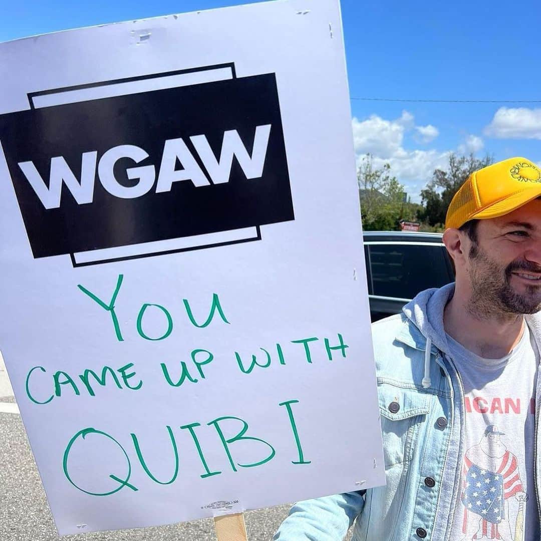 のインスタグラム：「I stand with the writers of the @writersguildwest & @wgaeast and support the strike! Head to WGAcontract2023.org to see how you can help!」