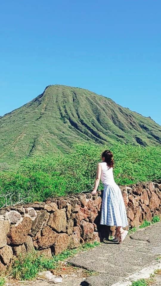 天霧真世のインスタグラム：「【𝙆𝙤𝙠𝙤 𝙃𝙚𝙖𝙙🗻🌴】 妄想ハワイで朝ドライブ⁡☺️🚗🌺🌴⁡ ⁡· ハワイのトレッキングスポット『ココ・ヘッド』を見に南東へGO-GO🗻💡⁡🎶 ⁡⁡·⁡⁡⁡ ⁡いつかトレッキングにも挑戦してみたいなぁ👣🌺🌴✨ ⁡· ⁡· ⁡今日もウキウキハッピーな一日でありますように😆🎊⁡ ⁡· ⁡· ⁡· #hawaii#oahu#honolulu#kokohead#laterpost⁡ ⁡#ハワイ#オアフ島#ホノルル#ココヘッド#🌴🗻 · 🌈@mayomayo.com_ 💎@mayosacise.official ✏@mayo_paint · ·⁡」