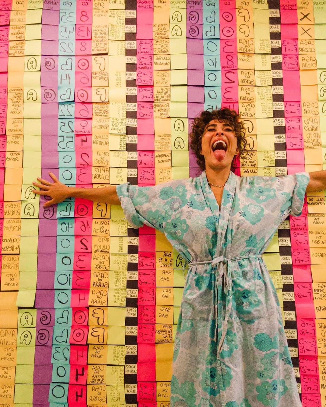 ジュリアナ・パエスのインスタグラム：「Quem achar uma folga, ganha um doce!」