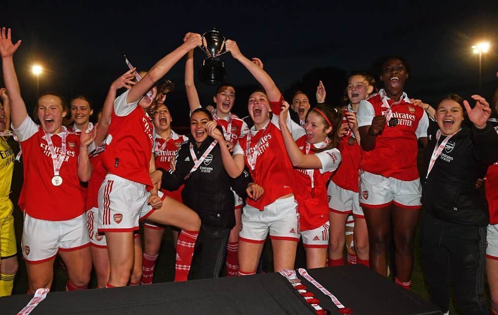 Arsenal Ladiesさんのインスタグラム写真 - (Arsenal LadiesInstagram)「WSL Academy League Champions 🏆   Congratulations to our under-21s ❤️」5月4日 6時21分 - arsenalwfc