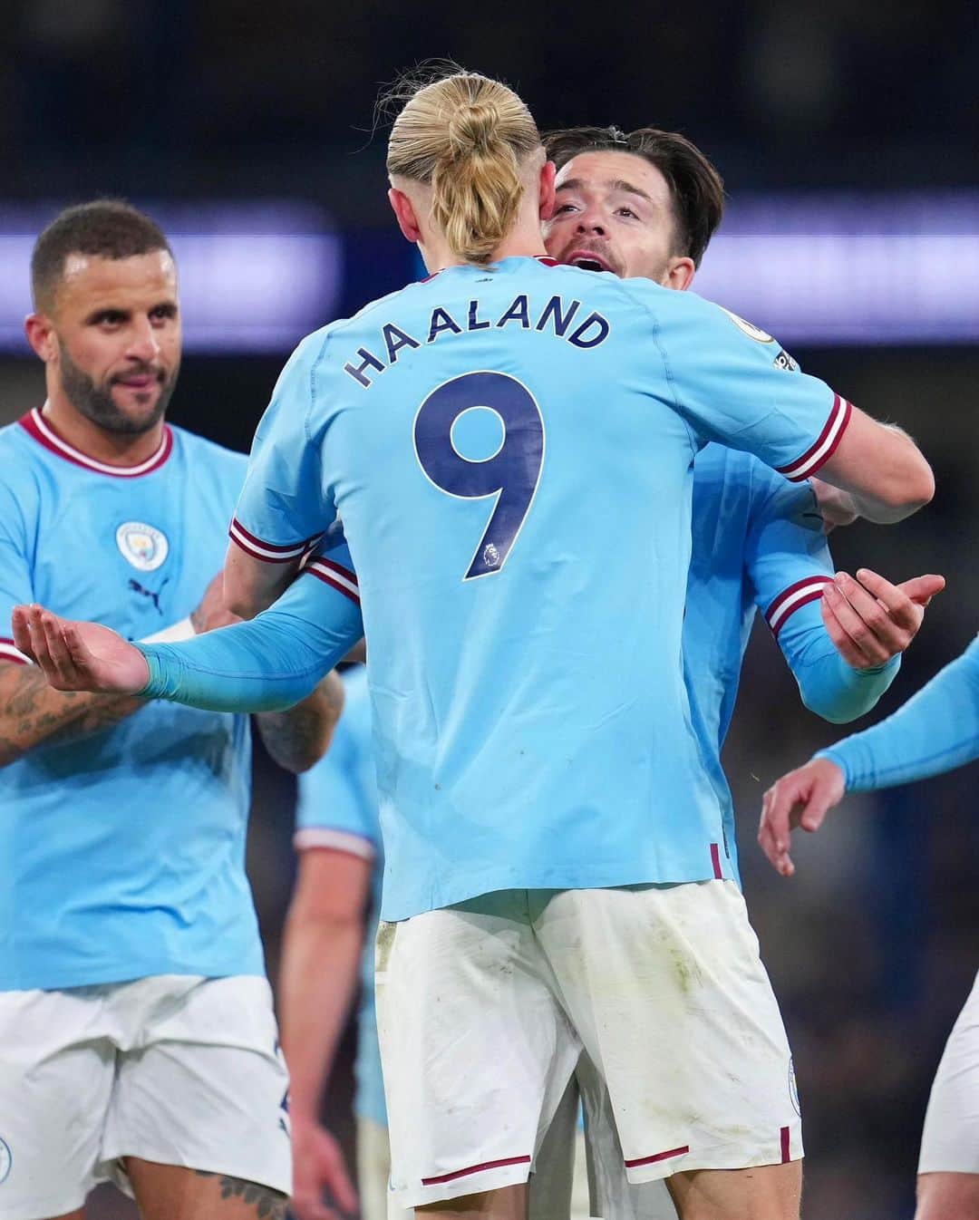 ジャック・グリーリッシュのインスタグラム：「What did I tell you @erling.haaland ?? 🤐🤣🫶🏻 what a boy! Unbelievable achievement brother!! Great win again for the boys! Onto Saturday ⚽️💙」
