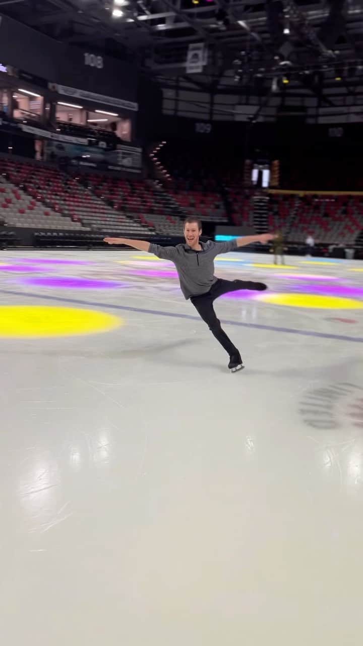 のインスタグラム：「“In the mood”… for another week of shows!! 次のショーの週です! 🎶😉  #moncton 🔜 #toronto 🔜  #hamilton 🔜 #kitchner   #show #tour #iceshow #figureskating #canada #soi2023 #starsonice @starsonice #avenircentre   🎥: @pchan31」