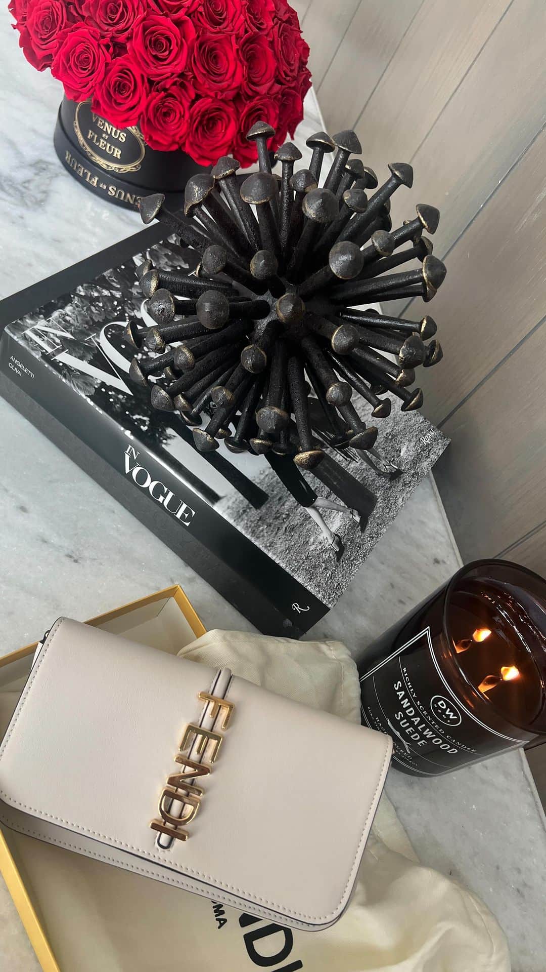 ステファニア・フェルナンデスのインスタグラム：「Encontré el regalo ideal para el día de las MADRES en @the.salesisters 👀🖤  Buscando ese regalo para el día de las madres me encontré con esta súper cuenta en Instagram.   1. Todas las piezas son de diseñador a precios de descuento. 2. Todo es 100% autentico. 3. Todo lo que tienen disponible lo publican diariamente en sus stories.  4. Todo llega perfectamente a tiempo y con excelente protección.   Aún estas a tiempo de encontrar tu regalo ideal 🤍」