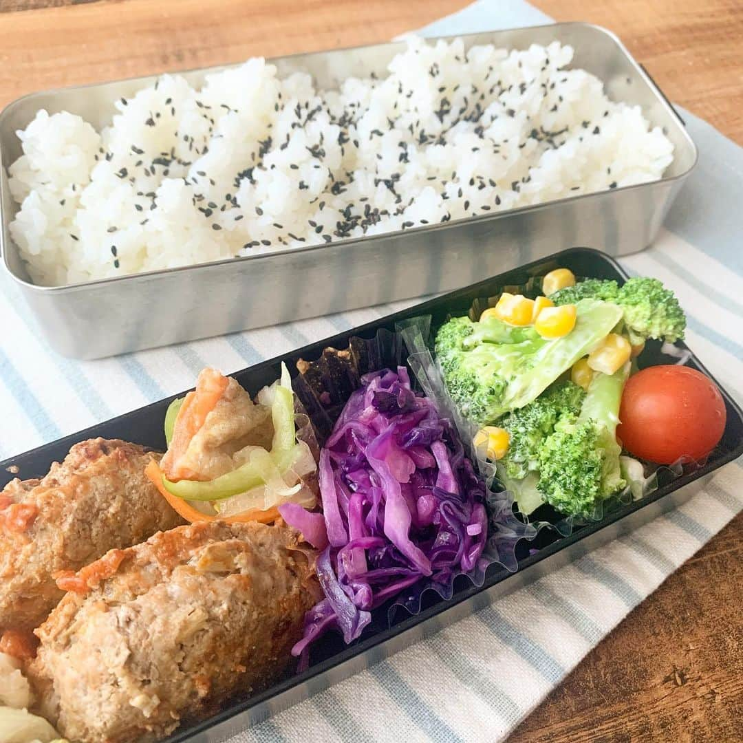 金子あきこさんのインスタグラム写真 - (金子あきこInstagram)「#お弁当 #ハンバーグトマトソース #鮭のピリ辛マリネ #紫キャベツのソテー #ブロッコリーとコーンのサラダ #長ねぎのごま塩炒め ・ ・ ・ 撮影の残りと試作の品々  お弁当箱を2つほど、溜め込んでいる次男。 私は洗わないよ（笑） ・ ・ ・ #高校生弁当#男子弁当#タッパー弁当#手作り#野球#食トレ#段取り#作り置き#時短レシピ#食べ物で身体は作られる#健康#腸活#ダイエット#免疫力アップ#管理栄養士#レシピ開発#料理家#管理栄養士が教える#健康ごはん節約美容料理研究家#船橋」5月4日 6時25分 - akiko.7878