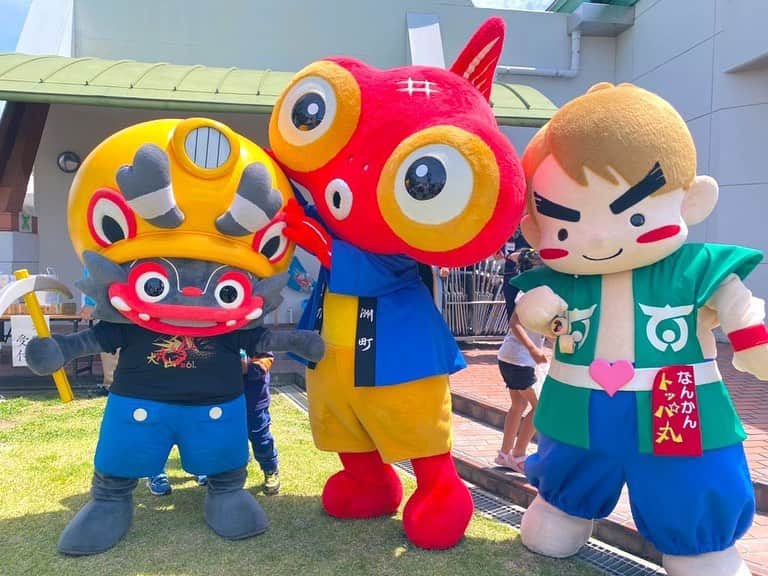 宮澤奎太のインスタグラム：「GW真っ只中‼️  ジャー坊は 火の国長洲金魚まつりに行ってきたよ😉💕  ふれきんちゃんとトッパ丸君  そして、はじめましての #おゆっぴ〜ちゃんと📸ﾊﾟﾁﾘ  ステージでは 大蛇山まつりをPRしてきたよ🐉  #長洲金魚まつり  #火の国長洲金魚まつり  #大牟田市 #大蛇山まつり  #観光 #PR #長洲  #ふれきんちゃん #おゆっぴ〜」