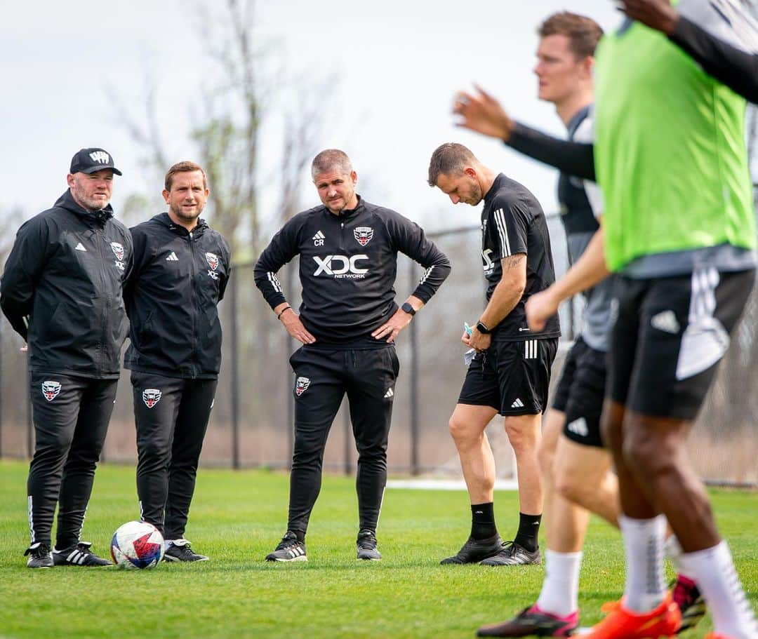 ウェイン・ルーニーのインスタグラム：「All focus on Cincinnati. ⚫️🔴 @dcunited」