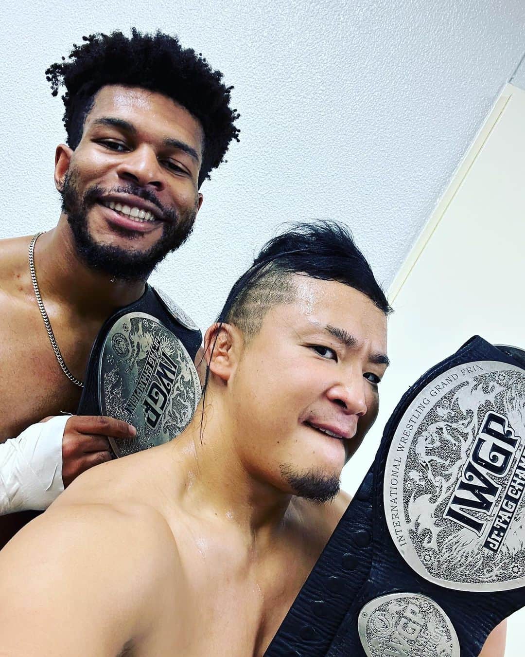 KUSHIDAのインスタグラム：「71st IWGP Jr. TAG champion team👑 @jet2flyy #JETSETTERS」