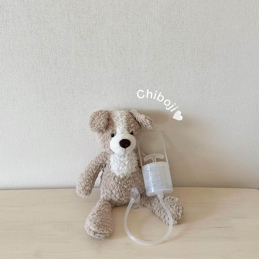 都築青空さんのインスタグラム写真 - (都築青空Instagram)「我が家では生後半年頃から 愛用しまくっている鼻水吸い器『CHIBOJI』🫶  @chiboji_jp  なんといってもコンパクトなのに 吸引力があってシンプルで使いやすい。 使い終わった後も、 鼻水のたまったノーズボトルを 洗うだけで本当に簡単！  うちは割と鼻風邪をひきやすくて… 本当に助かってるアイテム🪄 鼻吸うの嫌がる時もあるけど、 鼻詰まりが悪化すると中耳炎とかにもなりかねないから 身体をギュッと抑えてでも、 ちゅーっと素早く吸ってあげてます🥺  Lemon Squareを通じて、汰界株式会社から真空ポンプ式果水吸引器知母時-CHIBOIを提供していただきました。  @chiboji_jp @cchannel_lemonsquare  #赤ちゃんのいる生活 #鼻水吸引器 #知母時 #保育園準備 #鼻水 #親バカ部 #赤ちゃんのいる暮らし #育児グッズ #lemonsquare🍋」5月3日 21時38分 - aozora723