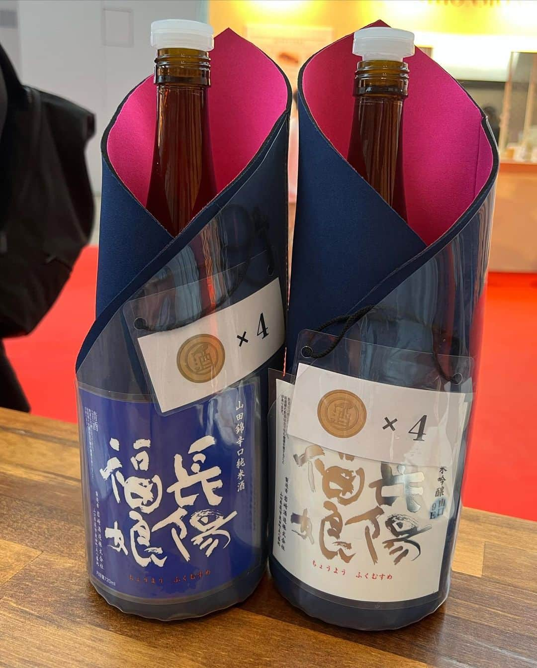 蒼井まやさんのインスタグラム写真 - (蒼井まやInstagram)「. CRAFT SAKE WEEK行ってきました！ なんと4年ぶりの開催！おめでとうございます！  わたしが行った週は中国、四国地方のラインナップ🍶 この日はちょっとお天気悪かったんだけど 屋根付きだったので助かりました🙏  まず最初にスターターセット（3,600円）を購入。 会場内で使えるコインとおちょこが貰えます🍶 会場内の買い物はすべてこのコインで！ お店屋さんごっこみたいでテンション上がりました😂💓  飲んだお酒たち〜！！！  🍶酒一筋 山㾱純米吟醸 時代おくれ（利守酒造・岡山） わたしの大好きな雄町米を復活させてくれた酒蔵さん。。 赤磐雄町！大好き！雄町ならではの旨みと甘みもしっかり。 でも飲み口は結構さっぱり感じた。 次出会ったらゆっくりじっくりたっぷり飲みたい…。  🍶長陽福娘 辛口純米 山田錦（岩崎酒造・山口） 🍶長陽福娘 純米無濾過生原酒 限定直汲み 山田錦（岩崎酒造・山口） 今回飲んだ中で一番か二番かに好きだったのがこちら。 特に純米無濾過生原酒限定直汲みのラベル。 元々無濾過生原酒好きなのですが、長陽福娘はなんていうか とってもやさし〜い味わいでした。 みずみずしく淡麗な飲み口でキレが良くて ほんっとうに好きなやつでした。（語彙力） 辛口純米も、辛口とは書いてありましたが 結構みずみずしさを感じたと言うか、爽やかなんだけど ちゃんと辛口のキレもあるって感じで美味しかったです。  🍶極聖 雄町純米吟醸 しぼりたて生原酒（宮下酒造・岡山） またまた雄町です♡らぶ♡ 雄町の旨み感はしっかり！ 生原酒のフレッシュ感とボリューム感と… 甘味も結構あってすごくバランスが良くて 個人的にはお肉が食べたくなりました！  🍶三芳菊 純米吟醸 白ぶどう 無濾過生原酒（三芳菊酒造・徳島） 🍶三芳菊 純米大吟醸 眠りと死（三芳菊酒造・徳島） ラベルに惹かれて飲んでみました♪ 白ぶどう…？！と思って聞いてみたら 白ぶどうの香りのする？酵母を使っているらしい！ 飲み口は辛口ワインの様な酸味を感じた！ 旨みというよりフルーティーというか…なんていうんだろう… 本当良い意味で日本酒らしくなかった！  眠りと死はネーミングがすごいと思い…！ 実際の写真をラベルにしているらしいです！ 結構飲み応えのあるタイプでした。  🍶月山 春酒 純米吟醸 しぼりたて 無濾過生（吉田酒造・島根 はい、好きです！とっても好きです！ 今回飲んだ中で一二を争うやーつ。 ラベルは酒蔵の奥様が女性向けに〜って描かれたみたいで 春酒らしくとってもかわいくて癒されました🌸 生酒らしくフレッシュ！爽やか！ あま〜いフルーティーさではなくリンゴ系のすっきりさ🍎 疲れてる日に飲んだらぽわ〜っと飛んでいけそうな多幸感のあるお酒でした👼  🍶文佳人 純米酒（アリサワ酒造・高知） 最後に飲んだのがこちら。 アリサワ酒造さんは無濾過にこだわっているんだって！ わたし絶対好きなやつじゃん！ 生酒のフレッシュさに純米酒のコクと旨みがバランス◎ 個人的にには淡麗系な感じしました！好きです！  というわけで計8種類のお酒を飲みました🍶 改めて日本酒ってほんっとうに個性豊かで楽しいなぁ… わたし、今年は日本酒をちゃんと勉強します！！ ただ飲むだけじゃなくてしっかり学ぶ。 というわけでたくさん飲むぞー☺️💓💓💓  まややんの成長過程を見届けてください✌️✨  #craftsake #craftsake #craftsakeweek2023 #クラフトサケウィーク #酒一筋 #利守酒造 #長陽福娘 #岩崎酒造 #極聖 #宮下酒造 #三芳菊 #三芳菊酒造 #月山 #吉田酒造 #文佳人 #アリサワ酒造 #雄町 #雄町スト #オマチスト #無濾過生原酒 #無濾過生原酒好き #日本酒 #日本酒好きな人と繋がりたい #日本酒女子 #日本酒好き #日本酒タグラム #日本酒大好き #日本酒好きと繋がりたい #日本酒が好きな人と繋がりたい #酒飲み女子  #お酒好き女子」5月3日 21時39分 - mayayan_dayo