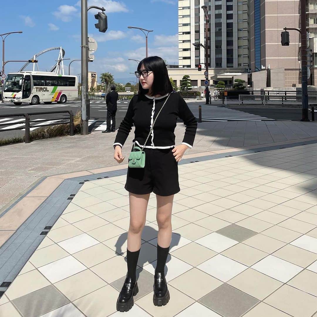 河崎みーなのインスタグラム：「ちょっとガーリーが気分だった日🖤たまにはあり？  キャミのセットだから別々にも使えてコーデの幅が広がる!!  zozotownのセール中でお得だよ♪ @lacvert_official  . . . #ラックヴェール　#LACVERT #キャミソール　#カーディガン　#韓国ファッション　#プチプラコーデ #骨格ストレート」
