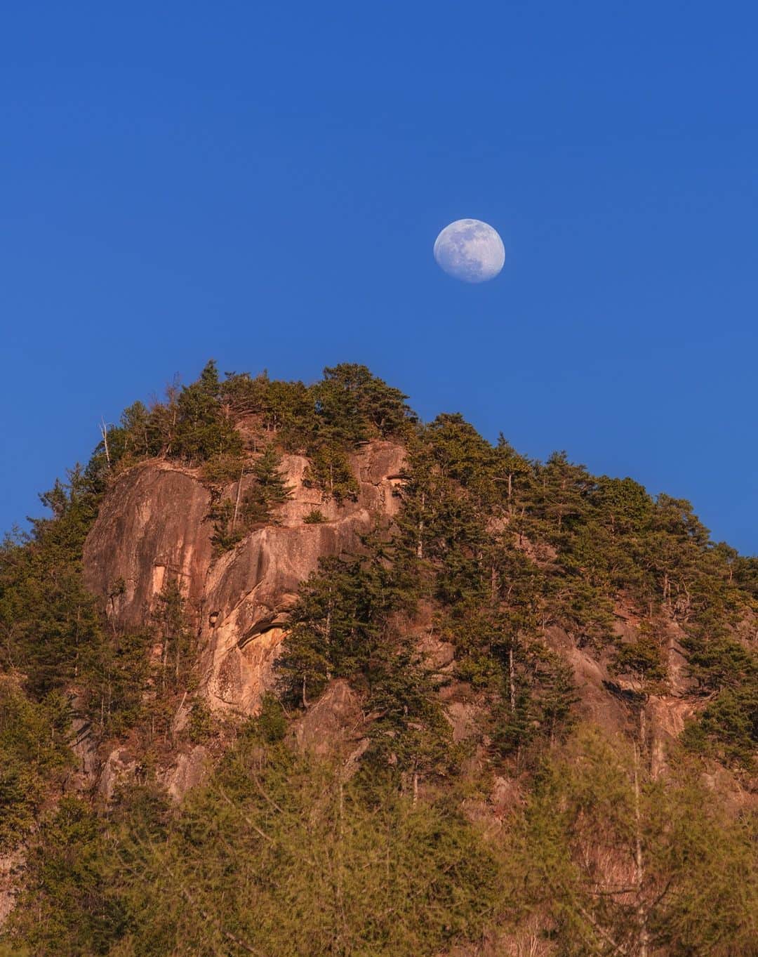 KAGAYAさんのインスタグラム写真 - (KAGAYAInstagram)「空をご覧ください。 高く小望月が輝いています。  写真は昨日撮影した夕空に昇る十三夜の月です。 （山梨県にて撮影）」5月3日 21時40分 - kagaya11949