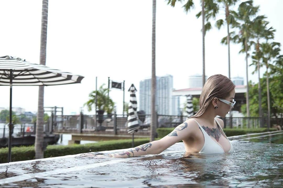 Abby Chenのインスタグラム：「🙎🏼‍♀️：幫我拍性感一點  🙎🏻‍♂️：不行只能露上半身 🙎🏼‍♀️：噢⋯ 誰來評評裡第三張是想要我怎樣？！🫠🤣😂」