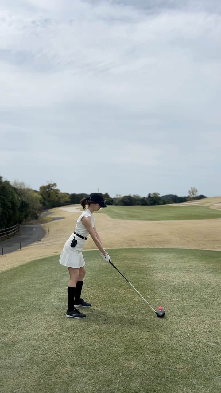 のインスタグラム：「初心者ゴルフ日記。 この前、人生初の本コースをラウンドしてきましたー！  しかもコンペに参加させて頂きまして…😂 (もちろんビリだった！笑)  ゴルフ賢者の皆さまに 「初めてラウンドした時の動画は残しておいた方がいいよ〜！」と教えて頂いたので、 記念に残してみます🫢 (さて、このスイングからどう変化していくのか！)  ブリストルヒルで初デビューしたわけですが、 初心者にはなかなか難しいところだったみたい！  しかしながら、18ホール周ること自体が初体験だったので、 こちらのコースが難しいのかどうなのかすら、私には判断がつきませんでした← ただただ、すっごく気持ちの良い場所だった！  一緒に周ったメンバー様々にも沢山助けて頂いて、 おかげさまでとっても楽しかった〜！！😆❤️  まぁ楽しいってことは続けられるだろうということで、、 地道に頑張ります☺️✨  @celford_official から出たゴルフウェア、お気に入り！  Onepiece @celford_official  Cap @agnesb_officiel   #golf #golfwear #celford #celfordgolf」
