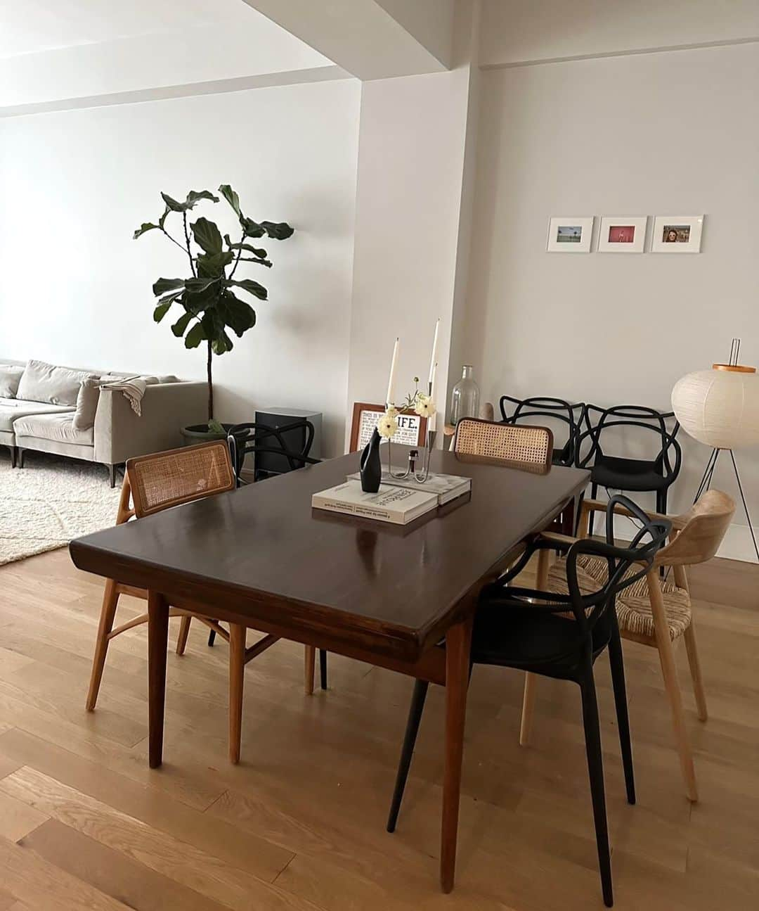 大塚良子のインスタグラム：「Good morning☁️ Chairs... @knoll @franceandson  Table.. #ibkofodlarsen #kofodlarsen #1950  Akari lamp @noguchimuseum Flower vase @rubyatelier_   #nyclife #newyork #newyorkcity #homedecor  #deco #interiordesign #interior #chair  #knoll #interiorstyling #homesweethome   #ニューヨーク暮らし#チェルシーの暮らし #ニューヨーク移住　#海外生活　#ニューヨーク生活」