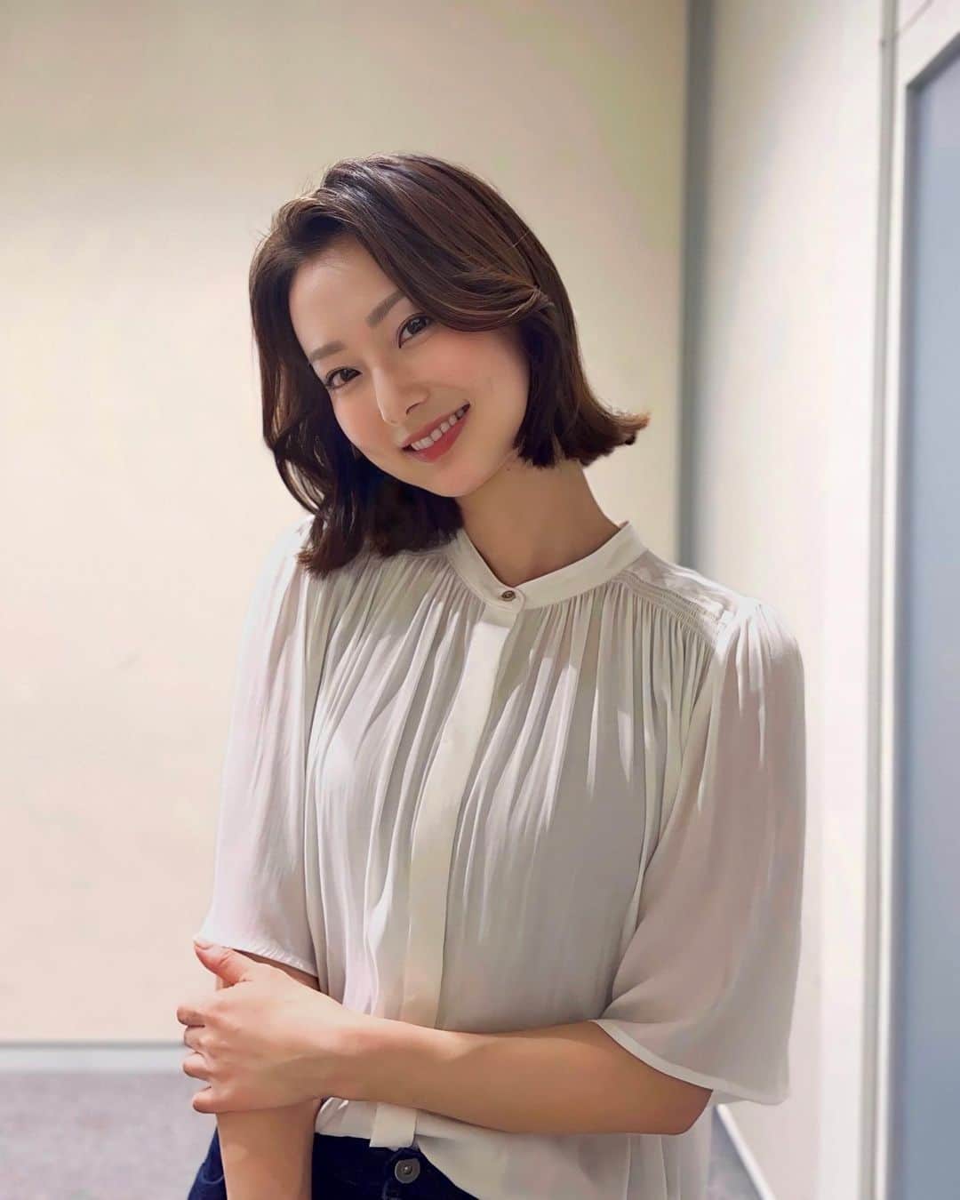 のインスタグラム：「⁡ 今日のABEMA「倍速ニュース」もコメント紹介たっぷりの、のんびり進行でした☺️ 見てくれた方＆コメントくれた方、YouTube生配信も見てくれた方、ありがとうございました〜！  祝日だけど、今日は「倍速ニュース」の枠でした。定時ニュースになるときとならないときの法則がわからない私🤔   #テレビ朝日アナウンサー #本間智恵 #ABEMA #倍速ニュース #アナウンサーカメラ #YouTube生配信」