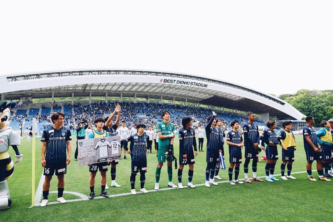 永石拓海さんのインスタグラム写真 - (永石拓海Instagram)「ピッチから見る、 ゴール裏の景色がたまらなく好き。 いつもチカラ貰ってます。 ありがとう！！  #次も勝つ #jleague #dazn  #avispafukuoka  #soccer #football #アビスパ福岡  #永石拓海」5月3日 21時46分 - nagaishi0216