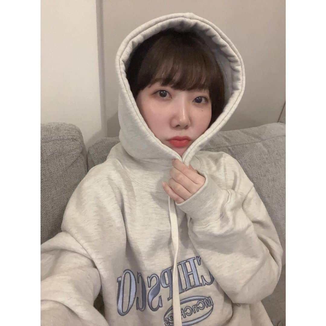 諸星すみれさんのインスタグラム写真 - (諸星すみれInstagram)「YouTube動画投稿しました！ 当日には投稿できなかったけれども！ すーちゃんねる1周年記念動画です！ 視聴者の皆さまとおしゃべりしてる感覚で わいわいパーティーしました🥳  動画でも言ってるけど最近はスウェットなどラフな格好でいることが多いです◎ このフーディーもお気に入り  #1周年 #1周年記念 #スウェット #フーディー #韓国ブランド #韓国ファッション #mcnchips」5月3日 21時47分 - sumire__morohoshi