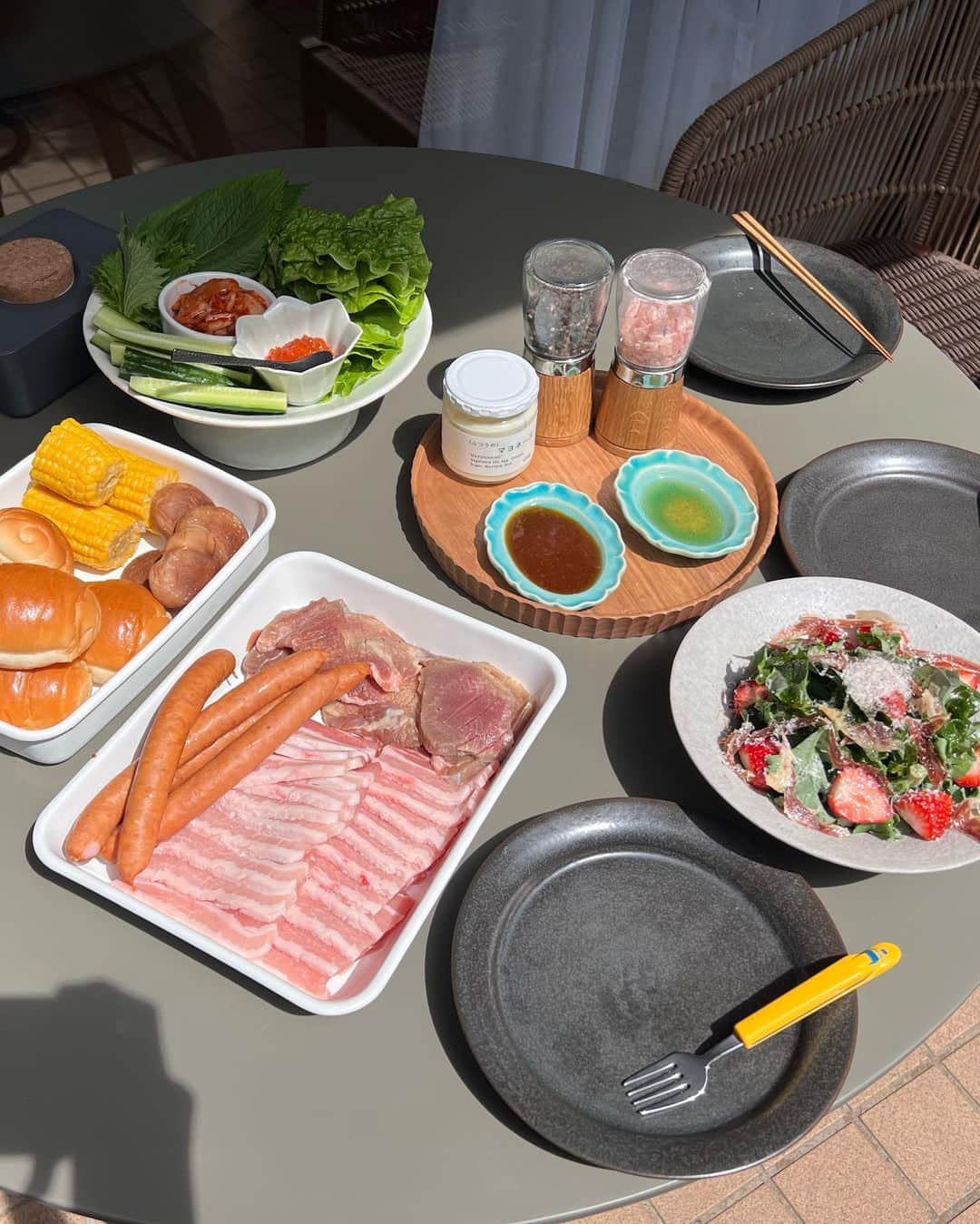 安田美沙子さんのインスタグラム写真 - (安田美沙子Instagram)「今日は、amだけ仕事があったので 終わったら家族でテラスご飯しました🌺  待ちに待った、テーブルセットがテラスに配置され。。。  やっと外で過ごすのを味わえている🤍  気温もいいし、風も気持ちいい。  丸テーブルもずっと欲しかった！  テラスの過ごし方を、追求してみようかと思います♥️  陽射し問題が1番大事な気がする！！どうなんだろ？  #onepeace @pasand_by_nequittezpas  #pierce #bottegaveneta  #hat @victim.jp  #ring @affect_jp  #ootd #table #bbq #lunch #ブーゲンビリア」5月3日 21時47分 - yasuda_misako