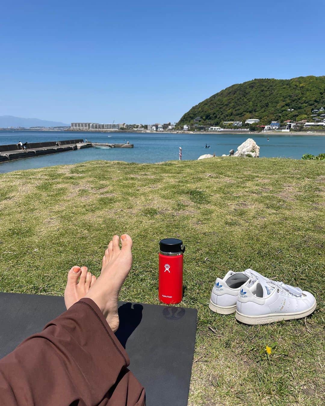 指出瑞貴さんのインスタグラム写真 - (指出瑞貴Instagram)「☀️🌊🧘🏼‍♀️🌺 Nice sounds~~ morning yoga.  波音聴きながら朝ヨガした日。お外で初めてヨガしました！ しかも富士山と海を眺めながら。なんて贅沢で気持ちいいのー！心も身体も癒されましたー🥰🥰 海には、シュノーケルや、sup、カヤック、船など素敵な楽しみ方している人がたくさん！ 私もしたくなっちゃったなぁ😊 自然よありがとう〜もっとお仕事頑張れそうだっ さいっっこうーーーー！」5月3日 21時47分 - sashidemizuki