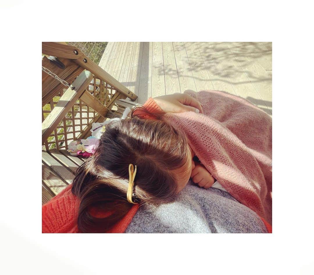 ダイアナ湯川のインスタグラム：「A rare nap, but I’m milking having one still small enough for dreamy daytime cuddles, warmed up by the spring sunshine 🌞 The luckiest 🥰」
