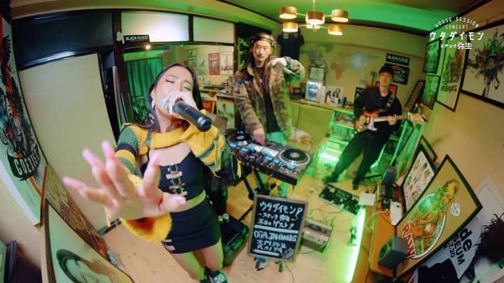 大門弥生のインスタグラム：「ウタダイモン！念願のJAHWORKSからOGAｻﾝ登場✨✨✨  初のDJ(サウンド)セッション。 ダンスホールの遊び方教えてくれました！テーマは "Woman Power"💪💪💪  この後、配信開始！！！！  ウタダイモン EP.15  SP GUEST @ogajahworks  Guitar @slowvibes   Shoot by @vakemono_sassy   Outfit @oto_girls @102youhinten   Supported by @blackflys_japan @pabst.japan @redbull and Davinci Creative   ーーーーーーーー  5/13 は主催party PASSA PASSA 246！ 東京、三軒茶屋で 好きな音で朝まで踊りまくりな小箱レゲエダンスホールparty!  詳細はハイライト。」